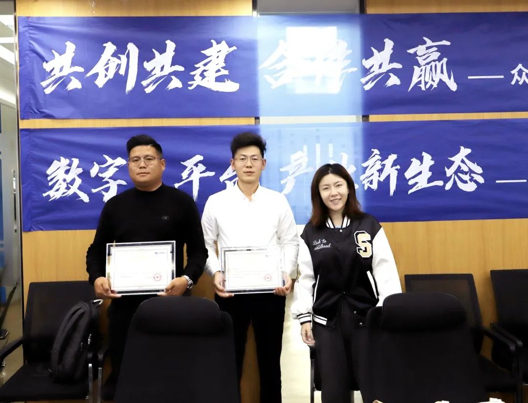 AG线上平台（集团）官方网站
高级副总裁山海授予商户“AG线上平台（集团）官方网站
特邀顾问”荣誉.jpg